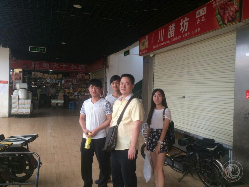 西餐高级班学员在刘老师的带领下到市场考察学习