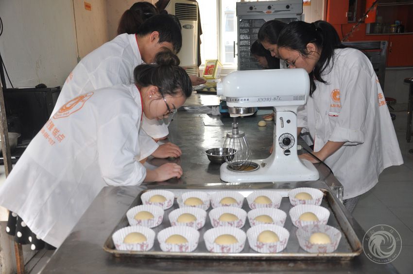 学员们正在练习面包制作