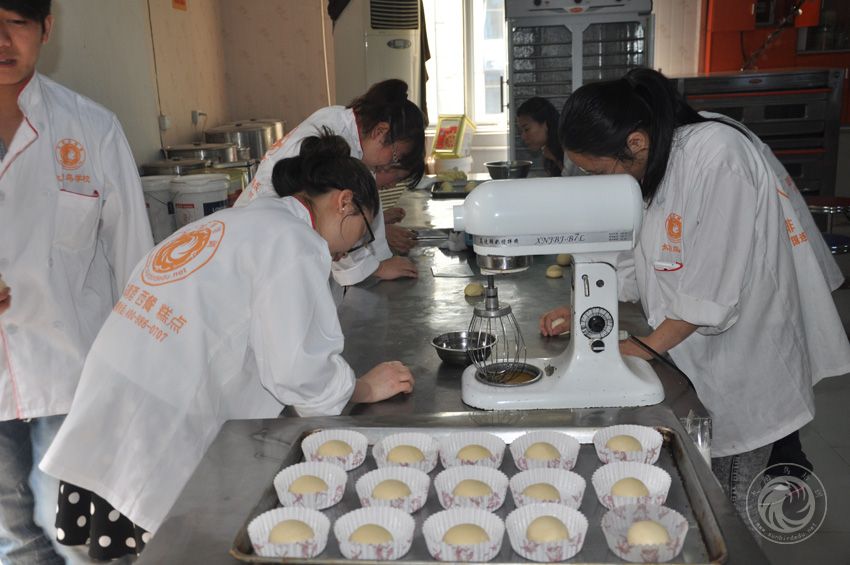 学员们正在练习面包制作