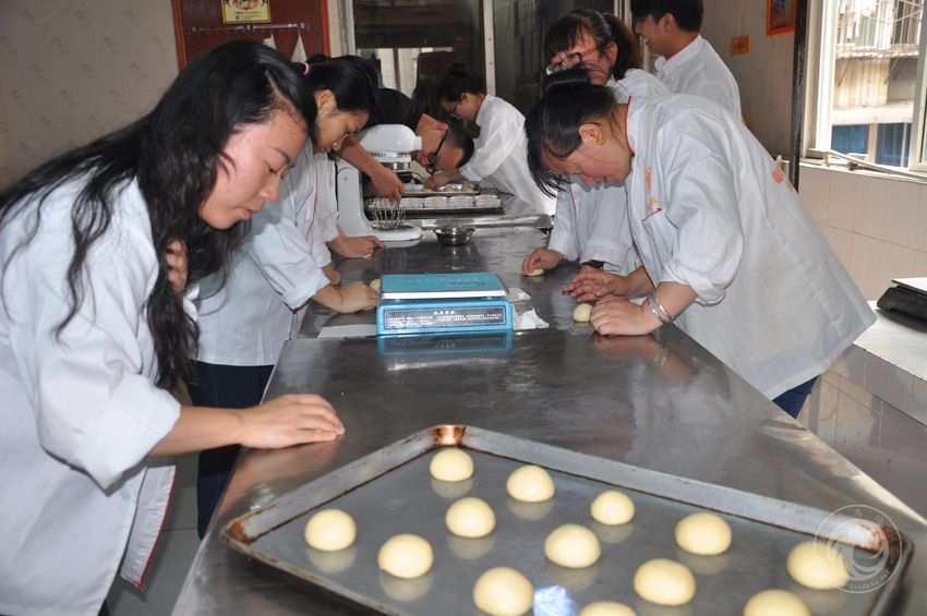 学员们正在练习面包制作