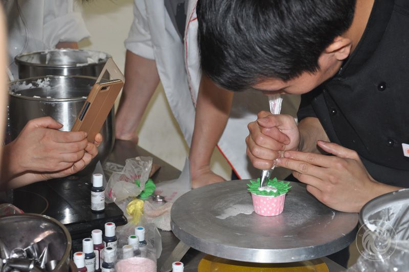 西点老师正在示范纸杯蛋糕