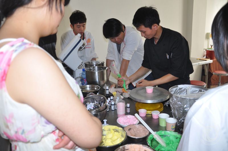 西点老师正在示范纸杯蛋糕