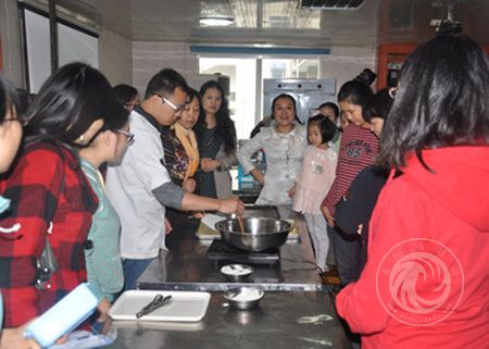 学员们正在认真看老师示范