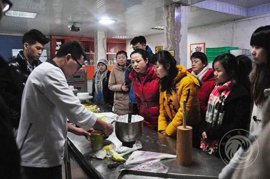 老师正在示范打奶油