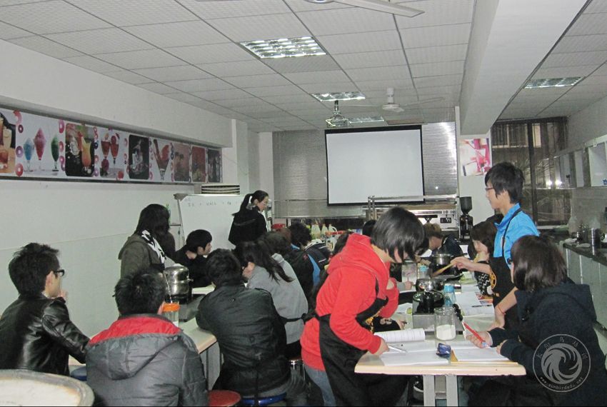 学员分组练习操作