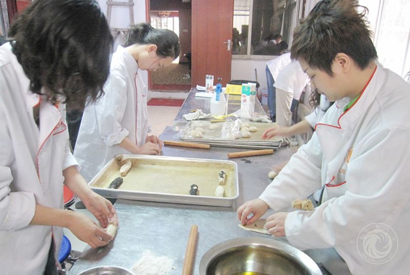 学员正在练习面包胚制作