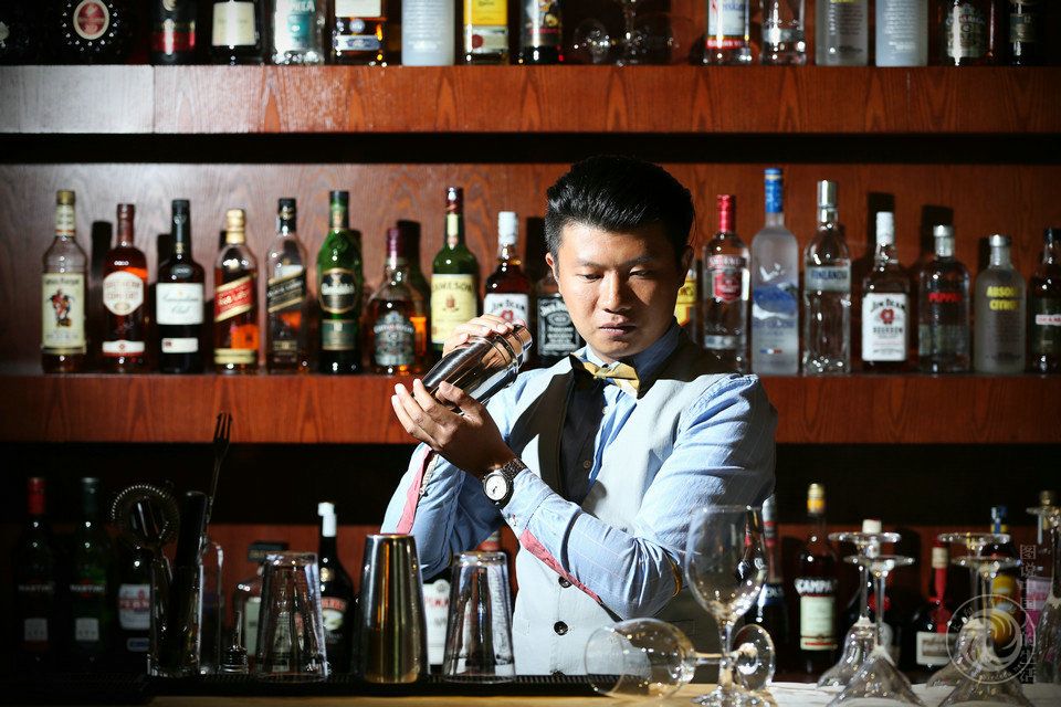 调酒师培训要多少钱 调酒师具体学什么